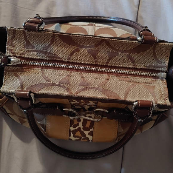 Coach Hamptons Signature Carryall Handbag F13072 - Picture 7 of 16